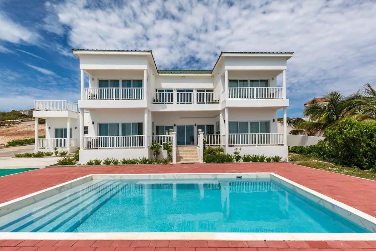Breathtaking Turtle Tail Drive Oceanfront Villa Turtle Cove 터크스 케이커스 제도